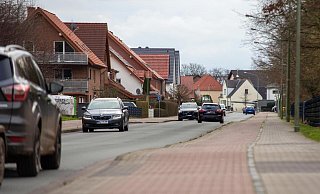Die Hermann-Löns-Straße bekommt demnächst sogenannte Parktaschen. - Niklas Tüns