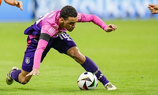 Eine rechte Erklärung für den Rasen hatte Musiala, der durch den Rutscheffekt eine große Chance vergab, nicht. - Christian Charisius/dpa