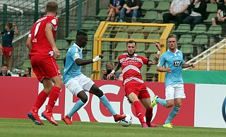 Gab sein Startelfdebüt: Neu-Armine Marcel Hartel (Mitte) zeigte besonders im ersten Durchgang einige gute Ansätze in der Offensive. Foto: Wolfgang Rudolf - Wolfgang Rudolf