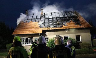 Nicht mehr zu retten: das Haus am Otternbuschweg ist komplett ausgebrannt. - Claus Frickemeier