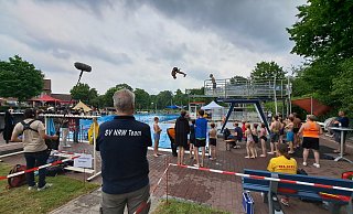 Groß ist das Medieninteresse an dem Sprung-Spektakel zur Rettung des Drei-Meter-Turms im Freibad Wiedenbrück im Kreis Gütersloh - Marion Pokorra