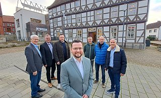 Selten waren sie sich so einig: Nieheims CDU und SPD wissen genau, wen sie als Sieger bei der nächsten Kommunalwahl sehen wollen - Mathias Koch (Mitte). Dafür werben Erwin Nowak (CDU, v. l.), Swen Horstmann (SPD), Robin Lintemeier (CDU), Stephan Kunstein (CDU, v. r.), Uli Kros (SPD) und Wolfgang Kuckuk (SPD). - Madita Schellenberg