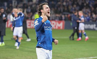 Endlich! Christopher Lannert feiert mit den Bielefelder Fans den Sieg über Freiburg und sein erstes Tor im Trikot des DSC Arminia. - Oliver Krato
