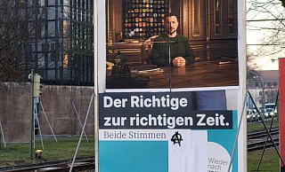 Friedrich Merz ist auf diesem Plakat der CDU am Adenauerplatz mit einem Bild des ukrainischen Präsidenten überklebt worden. - K. Wenzel
