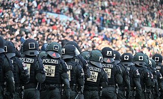 Polizisten stehen im Fußballstadion. In der Saison 2024/25 war die Polizei weniger gefordert als in den vergangenen Jahren. - picture alliance/dpa