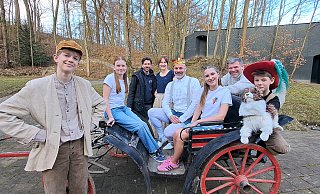 Hochmotivierter Cast: Malte Loermann (v. l.), Lotte Giefers, Regieassistenz Carsten Meier, Lisa Hasenbein, Dominik Scholz, Elli Nolte, Regisseur Stephan Rumphorst und Vincent Droste freuen sich auf das Märchen des gestiefelten Katers, frei nach Charles Perrault – vor allem frech soll’s werden. - Madita Schellenberg Hochmotivierter Cast: Malte Loermann (v. l.), Lotte Giefers, Regieassistenz Carsten Meier, Lisa Hasenbein, Dominik Scholz, Elli Nolte, Regisseur Stephan Rumphorst und Vincent Droste freuen sich auf das Märchen des gestiefelten Katers, frei nach Charles Perrault – vor allem frech soll’s werden. - Madita Schellenberg
