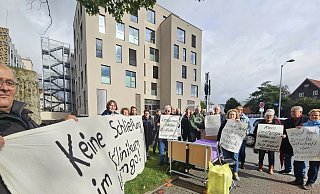 Damals war der Ton noch deutlich schärfer: s Aktionsbündnis Klinikum Lippe versammelt sich - kurz vor der Gesellschafterversammlung - im Oktober 2024 zu einer Mahnwache vor dem Neubau des Krankenhauses. - Janet König (Archivbild)