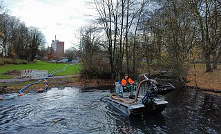Vebiro-Mitarbeiter Kristian Rolle bedient den Schwimmbagger auf dem Baderbachteich in Stieghorst. - Eike J. Horstmann