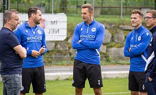Oliver Döking (M.) steht seit Sommer 2023 in Diensten des DSC Arminia Bielefeld. Hier unterhält er sich während des Trainingslagers 2024 in Kiens mit (v.l.) Finanzchef Christoph Wortmann, Chefcoach Mitch Kniat, Co-Trainer Janik Steringer und Sportchef Michael Mutzel. - Oliver Krato