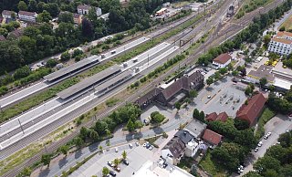Rund um den Bahnhof gibt es mehrere ausgewiesene, kostenlose P+R-Parkplätze. - Wolfhard Jording
