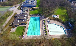 Mit der Sanierung wird sich das Freibad im Keinen Felde deutlich verändern. Nichtschwimmerbecken und Rutsche werden verschwinden, dafür soll ein Hallenbad mit Kursbecken auf der Grünfläche links unten entstehen. Foto: Frank-Michael Kiel-Steinkamp - Frank-Michael Kiel-Steinkamp
