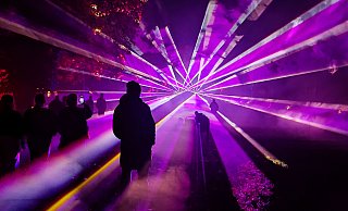 Insgesamt 8.000 Besucherinnen und Besucher lockte das Licht- und Laser-Spektakel "Höxter leuchtet" an. - Huxarium-Gartenpark Höxter