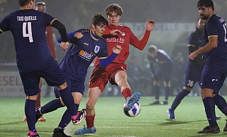 Die Queller Jan Hardieck (Nr. 4) und Djalma Ricardo Abal Calvo bedrängen Theesens Gabriel Jazdzewski (rotes Trikot). - Oliver Krato