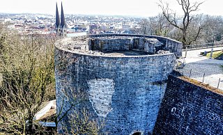 Das Loch in der Außenmauer des Kiekstadtrondells liegt auf der der Stadt abgewandten Seite des Rondells. Aktuell wird untersucht, ob an dieser Stelle oder auch anderswo noch weitere Löcher entstehen können. - Eike J. Horstmann Das Loch in der Außenmauer des Kiekstadtrondells liegt auf der der Stadt abgewandten Seite des Rondells. Aktuell wird untersucht, ob an dieser Stelle oder auch anderswo noch weitere Löcher entstehen können. - Eike J. Horstmann