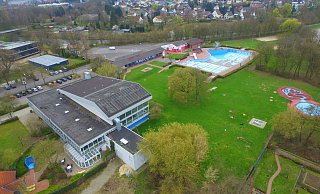 Sowohl das Hallenbad als auch das benachbarte Freibad sind laut einem gerade vorgestellten Gutachten in einem miserablen Zustand. Selbst eine Sanierung kann da offenbar nicht mehr helfen. - Jens Reddeker