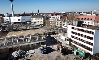 Hagedorn reißt die Gebäude auf dem Gütersloher Postareal ab. Am Donnerstag wurde der Verwaltungstrakt (r.) geflutet, um die Staubentwicklung zu mindern. - Andreas Frücht