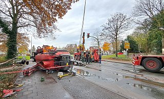 Wegen der umgekippten Feldspritze war die Schlossstraße in Höhe der Oelder Straße bis in den Nachmittag gesperrt. - Marion Pokorra