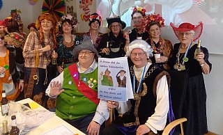 Märchensammler Grimm und sein tapferes Schneiderlin begrüßen die närrischen Weiber im Beverunger Rathaus. - Torsten Wegener