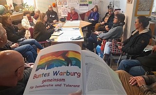 Rund 25 Interessierte waren beim Orga-Treffen zur Demonstration in Warburg mit dabei. Im Vordergrund das Kreisjahrbuch mit dem Beitrag über das Bunte Fest vor der Europawahl 2024. - Buntes Warburg Rund 25 Interessierte waren beim Orga-Treffen zur Demonstration in Warburg mit dabei. Im Vordergrund das Kreisjahrbuch mit dem Beitrag über das Bunte Fest vor der Europawahl 2024. - Buntes Warburg