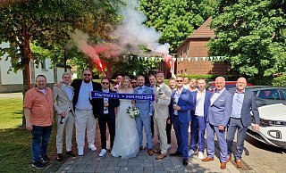 Fußballverrückte Familie und Freunde stellen sich nach der Trauung von Kristin und René Prehn zum Foto auf – sie können nicht nur die frisch Vermählten feiern, sondern auch den ebenso frischen Aufstieg des DSC Arminia. - Oliver Prehn