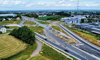 Lücke statt Brücke: Zwischen dem Gewerbegebiet und der Detmolder Straße in Richtung Ubbedissen soll bis Anfang 2027 der Verkehr rollen. - Eike J. Horstmann