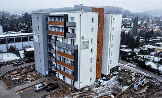 Schon von weitem ist auf dem neuen Bielefelder Hochhaus "LH70" am Lipper Hellweg das Konzept „Young Urban Living“ zu erkennen. Das Gebäude ist zwar von den Dimensionen her ähnlich wie der Vorgänger, von innen aber auf dem neuesten Stand. - Eike J. Horstmann