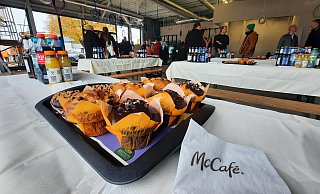 Ein bisschen McCafé: Donuts und Muffins gab es für die Richfestgäste. Auf Burger und Pommes müssen sie noch ein paar Wochen warten. - David Schellenberg