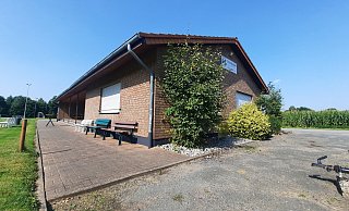 Wird offiziell eingeweiht: Das sanierte Vereinsheim am Sportplatz in Bergheim. - David Schelleneberg