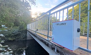 An dieser Brücke am Rande Vinsebecks beobachtet das Land ab sofort den Pegelstand des Heubachs. - Madita Schellenberg