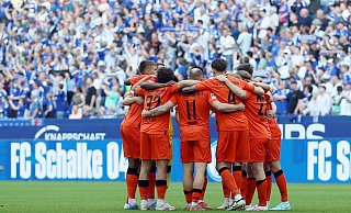 Die Spieler des SC Paderborn schwören sich vor dem Spiel gegen Schalke 04 ein. - picture alliance / Foto Huebner