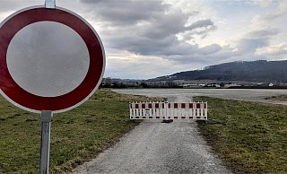 Abgesperrt mit Durchfahrt-verboten-Schild und Absperrung: Die Zufahrt zum ehemaligen temporären LGS-Parkplatz an der Kreisstraße bei Corvey. - Simone Flörke