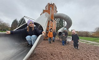 Hannah, Samuel, Adrian, Milan, Elli und Palina mögen ihn schon, den neuen Spiel- und Kletterbereich des "Holsterturms" in der Lehmkuhle. - Madita Schellenberg