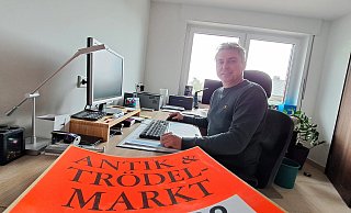 Rene Schöne kommt eigentlich aus der Nähe von Dresden, lebte dann lange in Warendorf bei Münster und arbeitet nun von seinem Bredenborner Büro aus. Dabei organisiert er Trödelmärkte und kennt die Eigenheiten der Kunden. - Madita Schellenberg