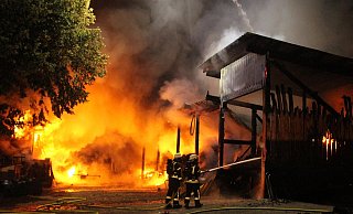 Als die Feuerwehr eintrifft, steht die Halle schon im Vollbrand. - Burkhard Battran