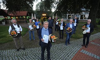 Ewald Kreienbrock (vorn) verabschiedete sich nach 40 Jahren aus dem Stemweder Rat. Bürgermeister Kai Abruszat verabschiedete außerdem Hermann Gesenhues, Hartmut Engelmann, Michael Hemann, Andrea Herrmann, Reinhard Lammert, Helmut Greger, Kurt Gläscher, Jörg Bohne und Theodor Frenzel aus dem Gremium. - Joern Spreen-Ledebur