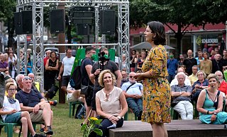 Die grüne Bundeschefin Annalena Baerbock, vom Bahnhof aus durch eine „sehr lange Fußgängerzone" bis zum Dreiecksplatz marschiert, bei ihrem Auftritt.  - Andreas Frücht
