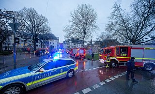 Feuerwehr und Polizei waren mit mehreren Fahrzeugen vor Ort. - MATHIESEN-TV