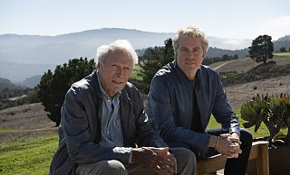 Vater und Sohn: Kyle Eastwood (rechts) mit seinem Vater Clint Eastwood. Letzterer ist bei den beiden Konzerten in Herford freilich nicht dabei. - picture alliance/dpa/PIAS