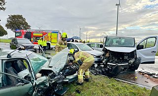 Bei einem Frontalzusammenstoß auf der Bundesstraße 64 in Höhe Benhausen wurden am Samstagmorgen zwei Personen schwer verletzt. - Ralph Meyer