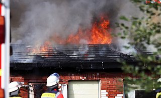 Die Einsatzkräfte waren insgesamt sechs Stunden mit den Löscharbeiten beschäftigt. - Alex Lehn