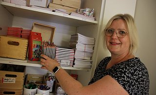 Diakonie-Mitarbeiterin Heike Kevenhörster öffnet einen der Schränke der Schulmaterialienkammer im Corvinushaus. - Dieter Scholz