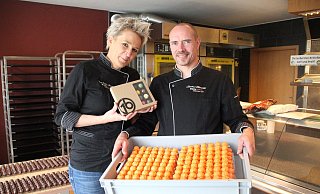 Nicole Große-Johannböcke und Sascha Mitschka stellen in Bünde Pralinen her. - Florian Weyand