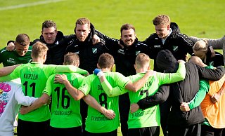 Im Mannschaftskreis: Maaßen und seine Mannen stürmten bis an die Spitze der Regionalliga. - Noah Wedel