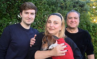 Heik Markosyan (l.), Mutter Irina Kalashyan und Vater Vahe Markosyan mit Dackel César im heimischen Garten in Spenge. - Mareike Patock