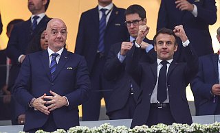 Mächtiger Männer: Frankreichs Staatspräsident Emmanuel Macron (r) und FIFA-Boss Gianni Infantino.. - Tom Weller/dpa