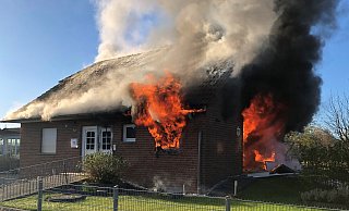 Das Einfamilienhaus steht in Vollbrand. - Feuerwehr Minden