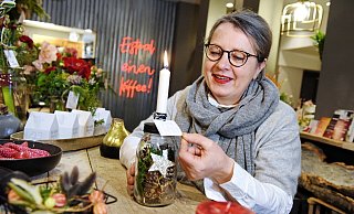 Regina Rothenroth von "Petite Fleur" kreiert zu Weihnachten gerne was Individuelles. - Barbara Franke
