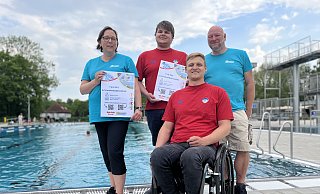 Kerstin Lech, Niklas Weber, Jan Hensiek und Holger Sundhaupt freuen sich auf viele neue Schwimmabzeichen-Inhaber. - Jenny Westhues