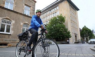 Bernd Rolfsmeier fährt seit Jahrzehnten mit seinem Rad aus Löhne nach Herford zur Arbeit in der Kreisverwaltung. - Frank-Michael Kiel-Steinkamp