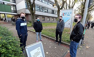 So wie auf diesem nachgestellten Bild standen die Schüler auf dem Schulgelände vor Unterrichtsbeginn, bevor sie vom Ordnungsamt verwarnt wurden. - Wolfgang Rudolf